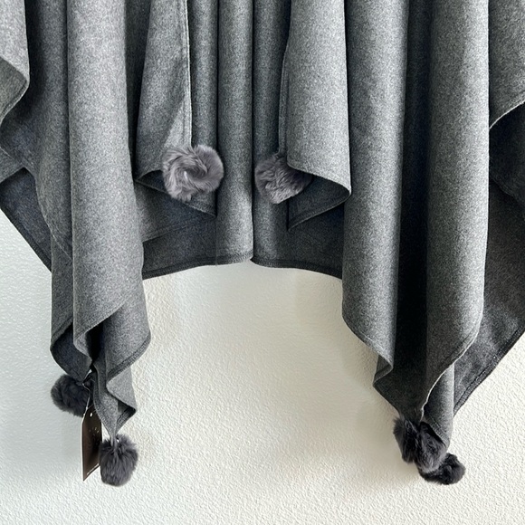 Gray shawl with poms, one size - Picture 3 of 5